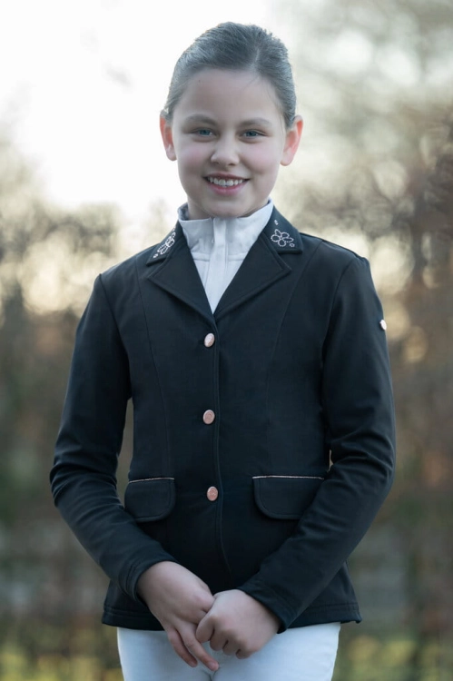 Frak konkursowy dla dziewczynki w kolorze czarnym HKM Junior Flora zaprezentowany przez modelkę