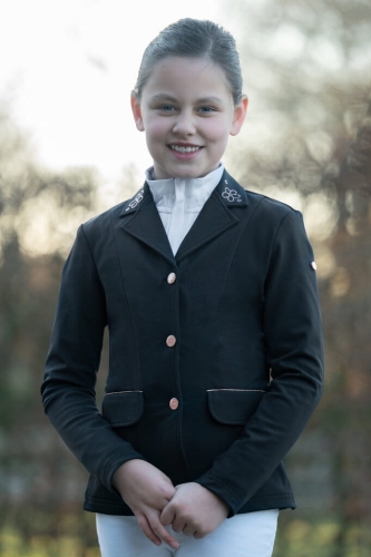 Frak konkursowy dla dziewczynki w kolorze czarnym HKM Junior Flora zaprezentowany przez modelkę