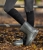 Buty stajenne ocieplane ELT Rainless w kolorze asphalt zaprezentowane przrz modelkę