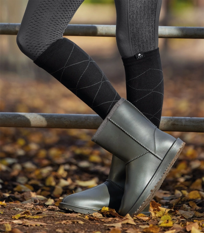 Buty stajenne ocieplane ELT Rainless w kolorze asphalt zaprezentowane przrz modelkę