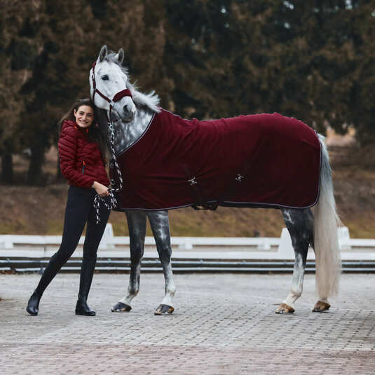 Derka polarowa Horze Kiel w kolorze Dark Red na koniu