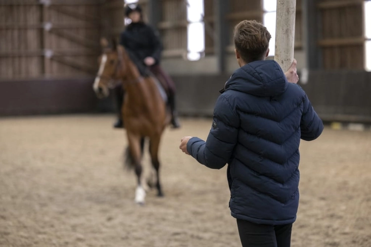 Kurtka jeździecka męska Equithème Michael w kolorze granatowym zaprezentowana przez modela