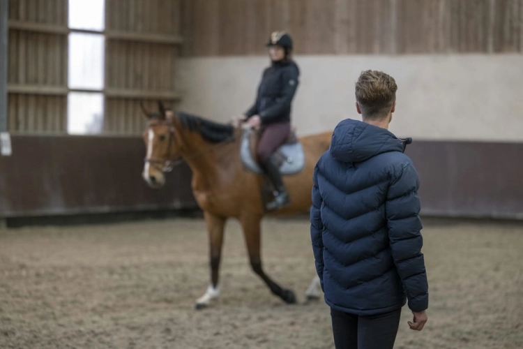 Kurtka jeździecka męska Equithème Michael w kolorze granatowym zaprezentowana przez modela