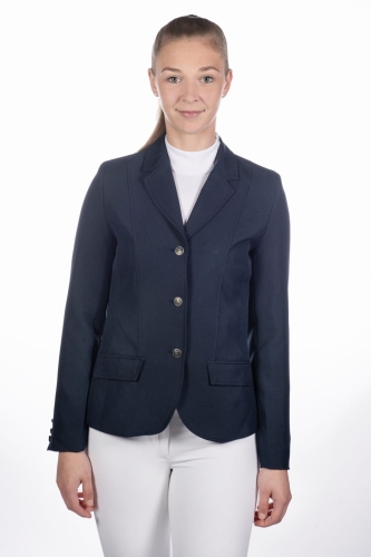 Frak jeździecki HKM Marburg w kolorze granatowym zaprezentowany przez modelkę widoczny z przodu