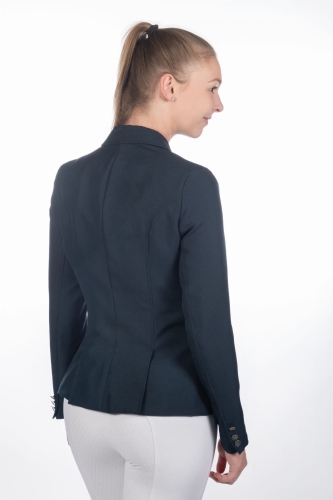 Frak jeździecki HKM Marburg w kolorze granatowym zaprezentowany przez modelkę widoczny z tyłu