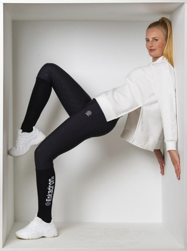 Breginsy Eskadron Heritage PRO w kolorze black zaprezentowane przez modelkę