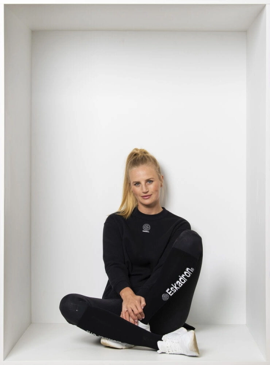 Breginsy Eskadron Heritage PRO w kolorze black zaprezentowane przez modelkę