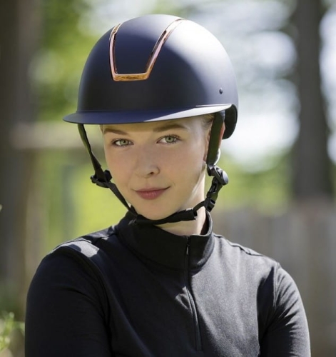 Kask jeździecki w kolorze granatowym z elementami rosegold HKM Lady Shield zaprezentowany przez modelkę