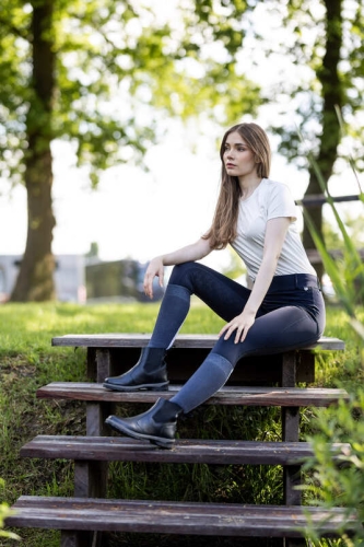 Breginsy jeździeckie Horze Dea w kolorze dark navy zaprezentowane przez modelkę