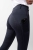 Breginsy jeździeckie Horze Dea w kolorze dark navy zaprezentowane przez modelkę, widoczne z tyłu