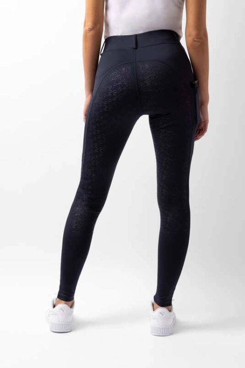 Breginsy jeździeckie Horze Dea w kolorze dark navy zaprezentowane przez modelkę, widoczny lej silikonowy