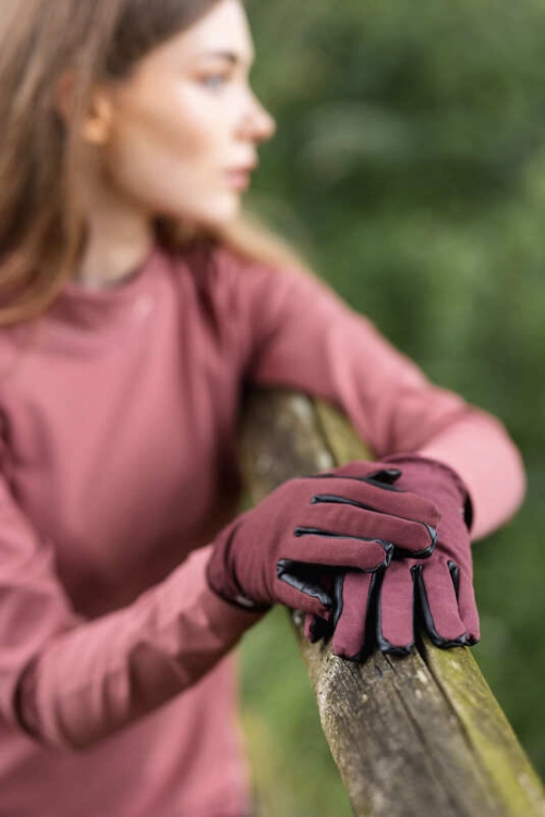 Rękawiczki jeździeckie damskie w kolorze brudnego różu Horze Jimena zaprezentowane przez modelkę