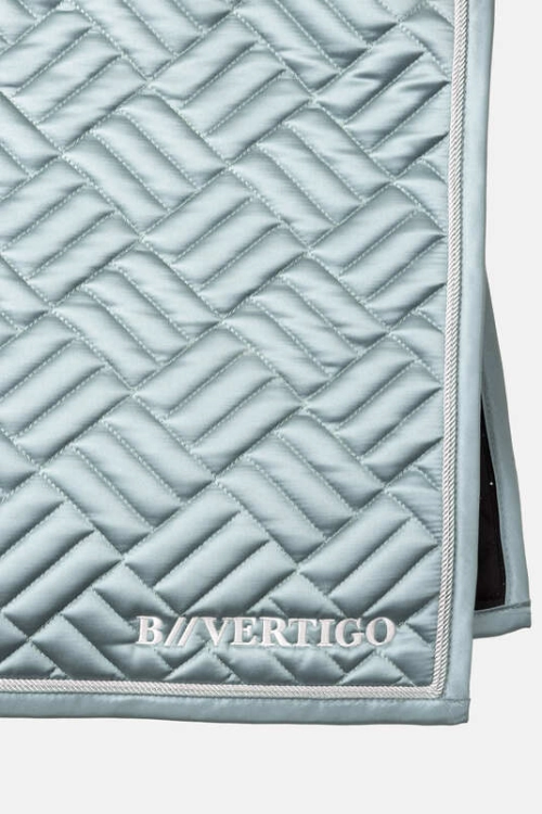 Czaprak dla konia B Vertigo w kolorze rosemary z logo i ozdobną lamówką
