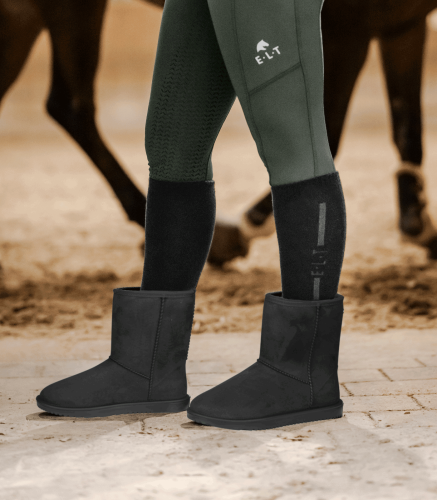 Buty stajenne ocieplane ELT Rainless Velours w kolorze black zaprezentowane przez modelkę