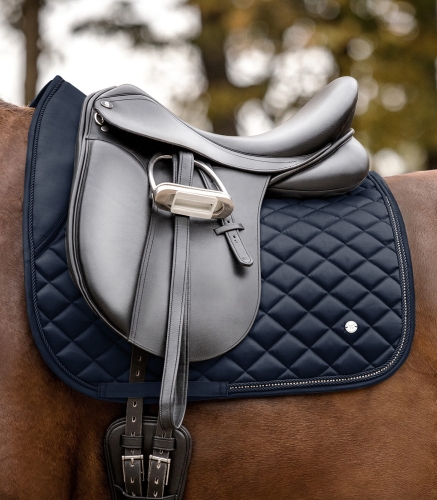 Satynowy czaprak w kolorze granatowym Waldhausen Nepal pod siodłem