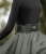 Spódnica do jazdy konnej ELT Lotta w kolorze dark olive zaprezentowana przez modelkę podczas jazdy konnej, zbliżenie na pasek