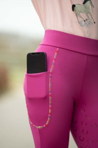 Breginsy dziecięce z kieszenią na telefon w kolorze różowym HKM Junior Polly zaprezentowane przez modelkę