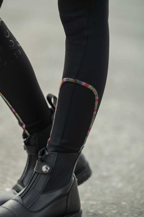 Breginsy dziecięce z elastyczną nogawką w kolorze czarnym HKM Junior Polly zaprezentowane przez modelkę