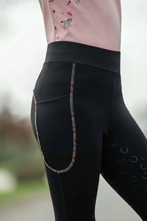 Breginsy dziecięce z kieszeniami w kolorze czarnym HKM Junior Polly zaprezentowane przez modelkę