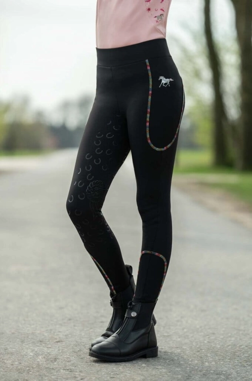 Breginsy dziecięce w kolorze czarnym HKM Junior Polly zaprezentowane przez modelkę