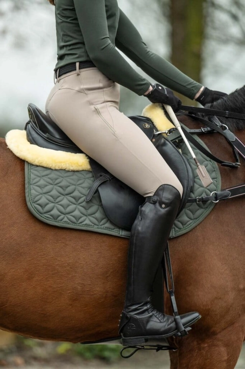 Czaprak dla konia HKM Daphne w kolorze khaki na koniu