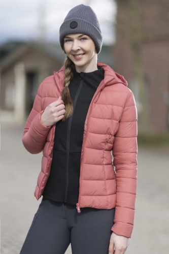 Kurtka do jazdy konnej HKM Junior Lena w kolorze łososiowym  zaprezentowana przez modelkę