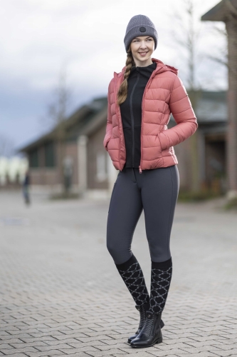 Kurtka jeździecka zimowa HKM Junior Lena w kolorze łososiowym  zaprezentowana przez modelkę