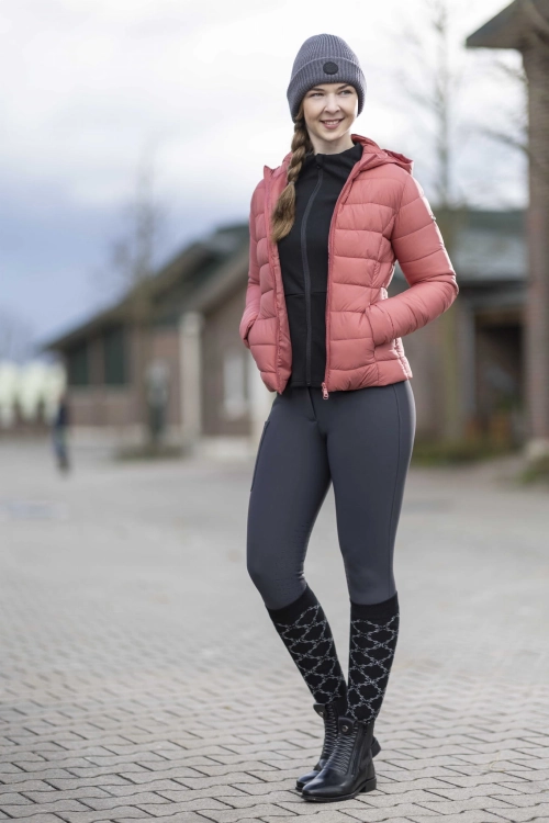Kurtka jeździecka zimowa HKM Junior Lena w kolorze łososiowym  zaprezentowana przez modelkę