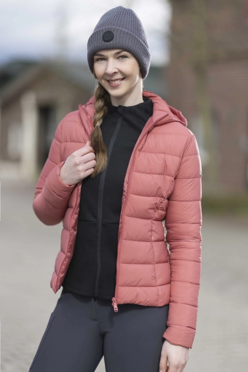 Kurtka jeździecka damska w kolorze łososiowym  HKM Lena zaprezentowana przez modelkę