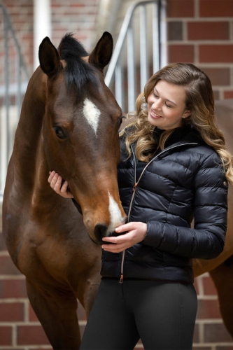 Kurtka jeździecka zimowa HKM Junior Lena zaprezentowana przez modelkę