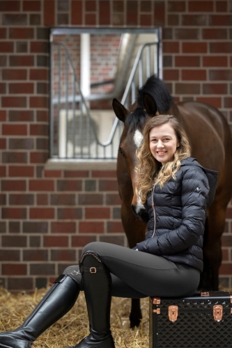Kurtka jeździecka damska HKM Lena zaprezentowana przez modelkę