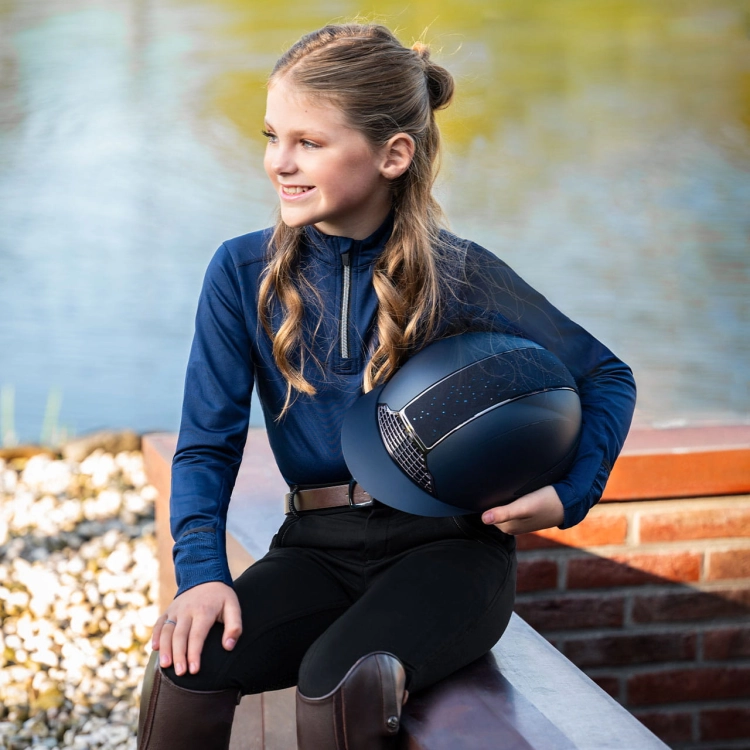 Kask jeździecki QHP Ohio zaprezentowany przez modelkę