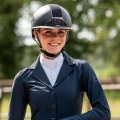 Kask jeździecki QHP Ohio Polo zaprezentowany przez modelkę