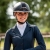 Kask jeździecki QHP Ohio Polo zaprezentowany przez modelkę