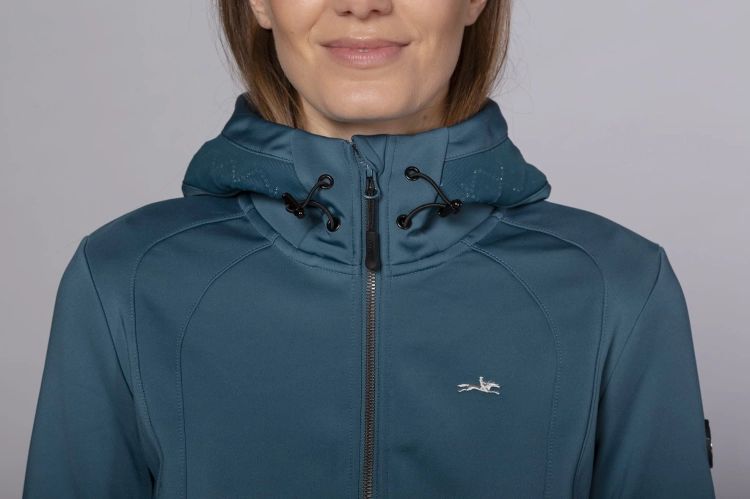 Bluza jeździecka damska Schockemohle Sonia w kolorze smaragd  zaprezentowana przez modelkę - zbliżenie na górną część bluzy