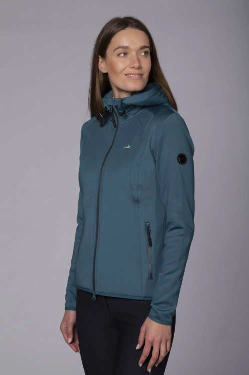 Bluza jeździecka damska Schockemohle Sonia w kolorze cardamon widoczna z przodu, zaprezentowana przez modelkę
