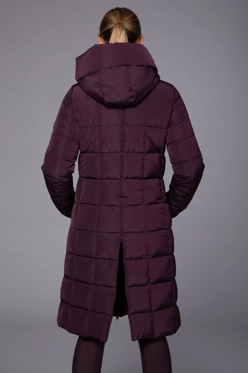 Płaszcz jeździecki Schockemohle Kyra w kolorze deep mauve zaprezentowany przez modelkę - widoczny z tyłu