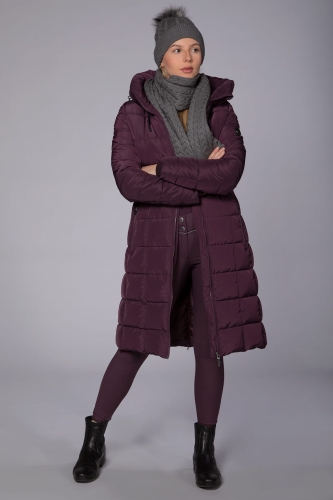 Płaszcz jeździecki Schockemohle Kyra w kolorze deep mauve zaprezentowany przez modelkę - widoczny z przodu