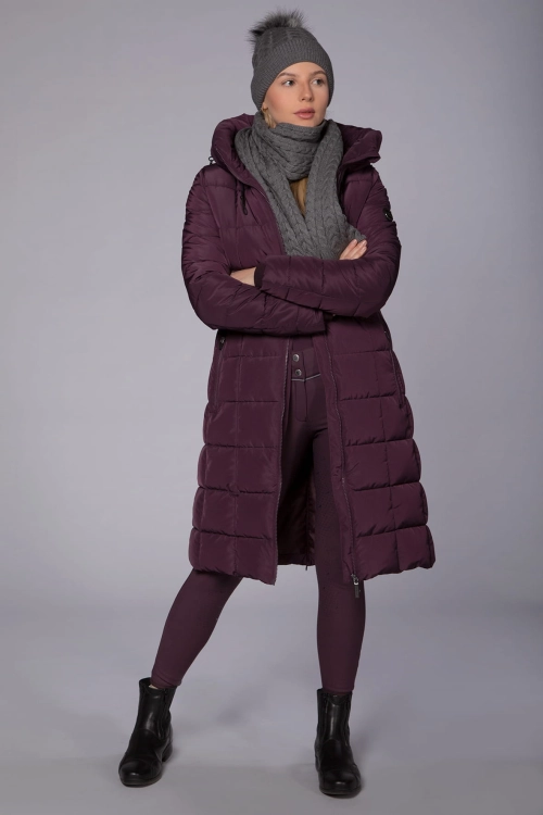 Płaszcz jeździecki Schockemohle Kyra w kolorze deep mauve zaprezentowany przez modelkę - widoczny z przodu