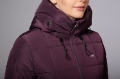 Płaszcz jeździecki Schockemohle Kyra w kolorze deep mauve zaprezentowany przez modelkę - zbliżenie ciepłego kołnierza