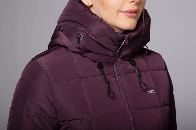Płaszcz jeździecki Schockemohle Kyra w kolorze deep mauve zaprezentowany przez modelkę - zbliżenie ciepłego kołnierza