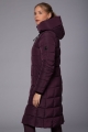 Płaszcz jeździecki Schockemohle Kyra w kolorze deep mauve zaprezentowany przez modelkę - widoczny od boku