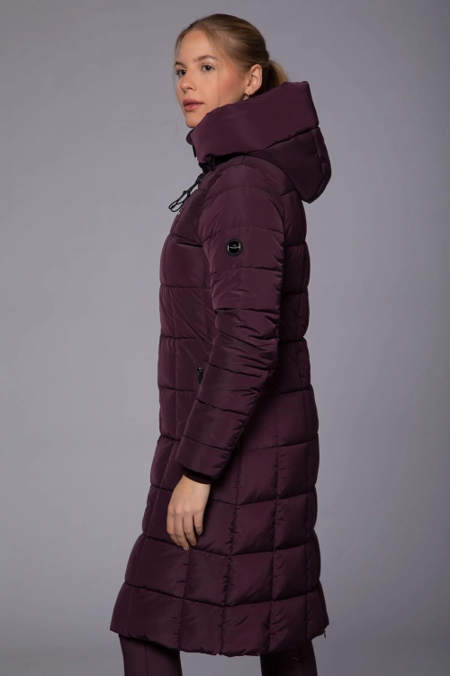 Płaszcz jeździecki Schockemohle Kyra w kolorze deep mauve zaprezentowany przez modelkę - widoczny od boku