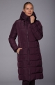 Płaszcz jeździecki Schockemohle Kyra w kolorze deep mauve zaprezentowany przez modelkę - widoczny z przodu