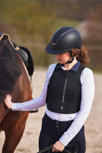 Kask Horze Atmos Metalic II w kolorze black z elementami w kolorze steel zaprezentowany przez modelkę