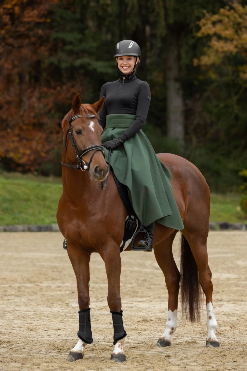 Koszulka termiczna jeździecka Covalliero Active w kolorze black zaprezentowana przez modelkę podczas jazdy konnej