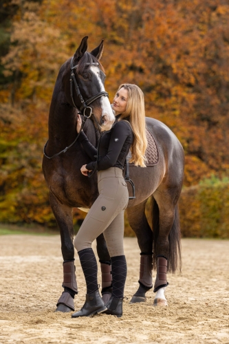 Koszulka termiczna jeździecka Covalliero Active w kolorze black zaprezentowana przez modelkę