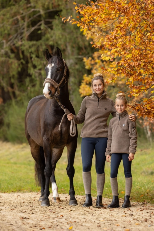 Breginsy zimowe Covalliero w kolorze dark navy zaprezentowane przez modelkę