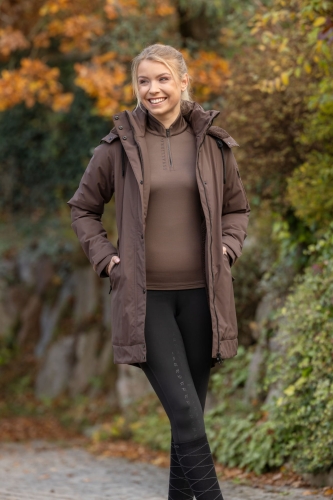 Breginsy zimowe Covalliero w kolorze black zaprezentowane przez modelkę
