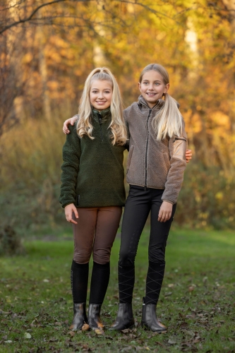 Breginsy zimowe dziecięce Covalliero Termo Junior w kolorze black zaprezentowane przez modelkę